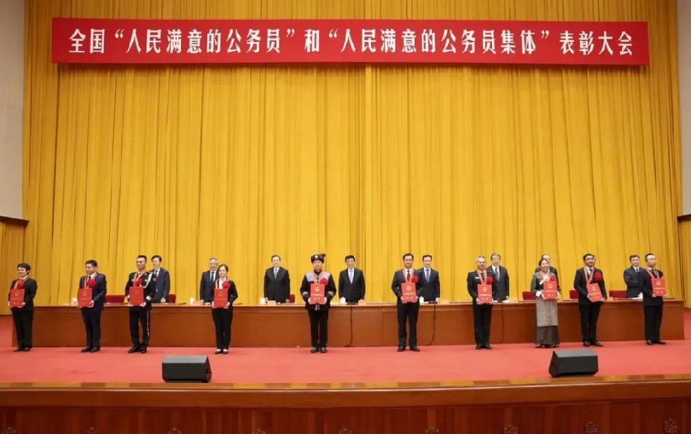 中譯英|人民滿意的公務(wù)員、跨海高鐵、電力裝備綠色低碳發(fā)展、網(wǎng)絡(luò)文明
