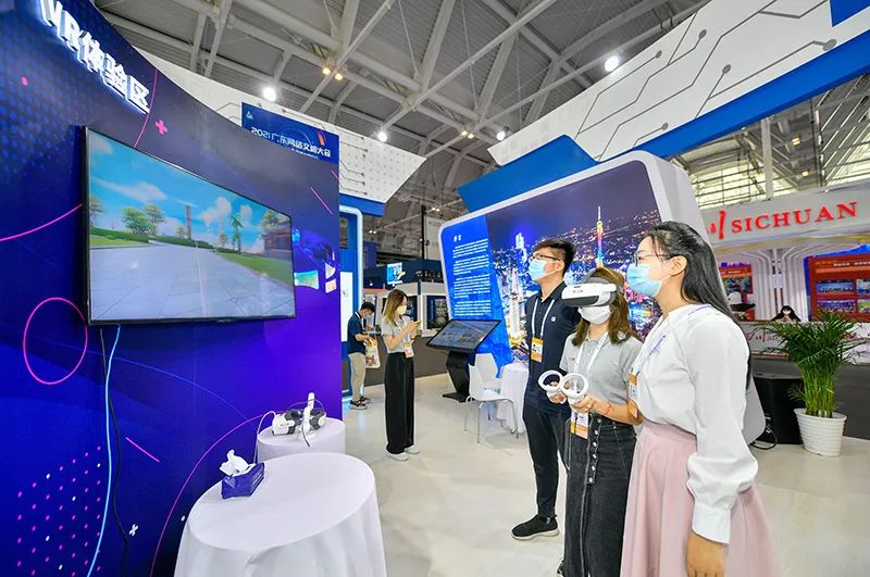 人民滿意的公務(wù)員、跨海高鐵、電力裝備綠色低碳發(fā)展、網(wǎng)絡(luò)文明等中英翻譯