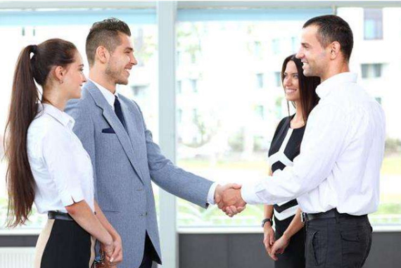 陪同翻譯需要找個(gè)人譯員還是找翻譯公司呢？